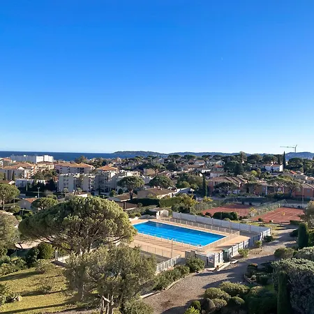Mit Meerblick, Pool Und Tennisplätzen Apartment